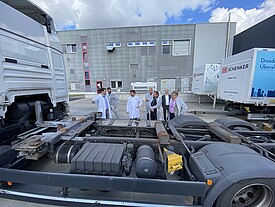 Das EPL-Team an einem CellSwap-Lkw